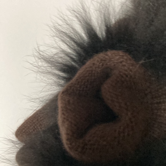 A Pair of Chocolate Winter Gloves - Picture 6 of 10